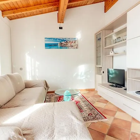 Sea View - Private Pool Overlooking The Sea * Leivi
